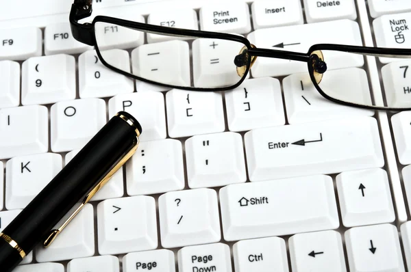 Óculos de olho no teclado — Fotografia de Stock