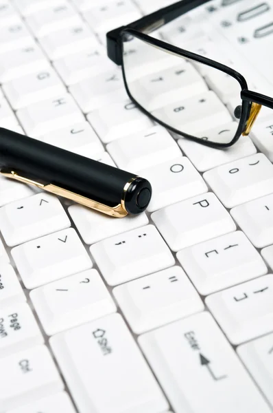 Brille auf der Tastatur — Stockfoto