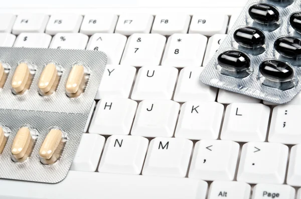 Comprimidos no teclado — Fotografia de Stock
