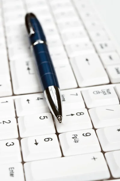 Pen on keyboard — Stock Photo, Image