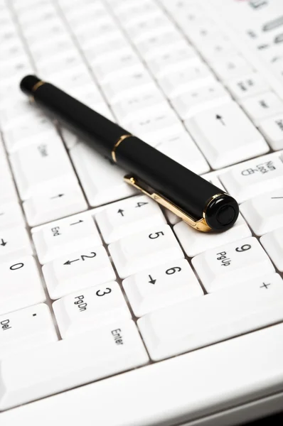 Pen op toetsenbord — Stockfoto
