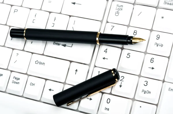 Penna sulla tastiera — Foto Stock