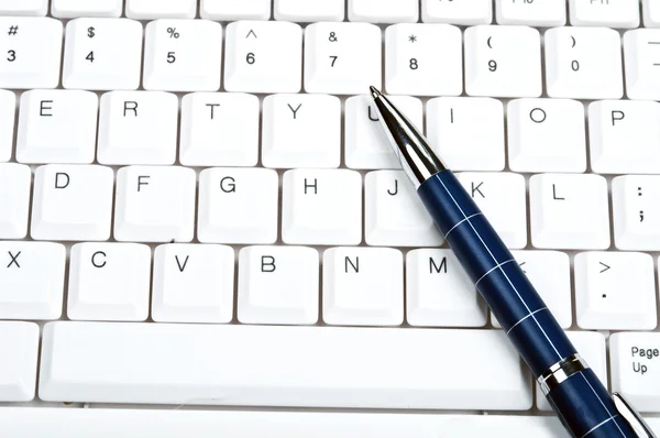 Penna sulla tastiera — Foto Stock