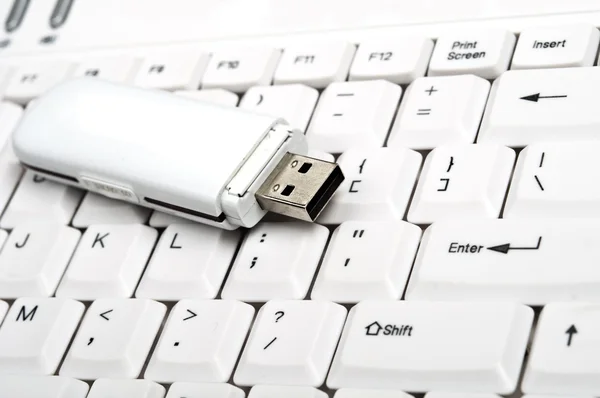 Unidade USB no teclado — Fotografia de Stock