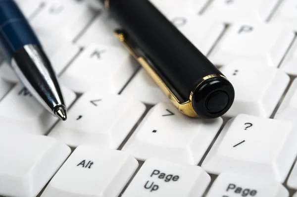 Pen on keyboard — Stock Photo, Image