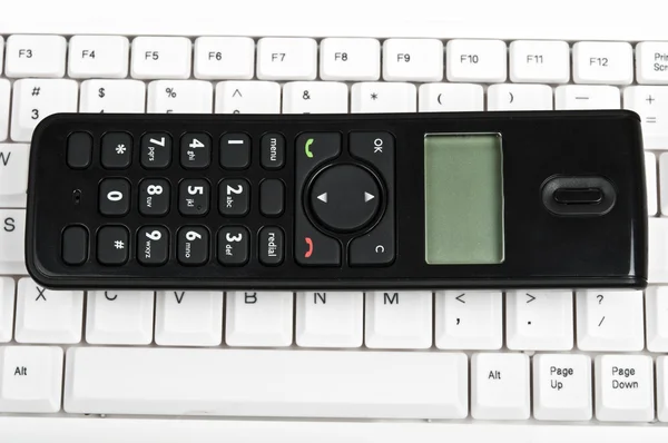 Телефон на клавиатуре — стоковое фото