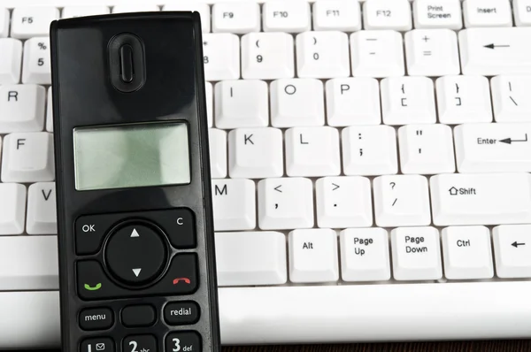Telefoon op toetsenbord — Stockfoto