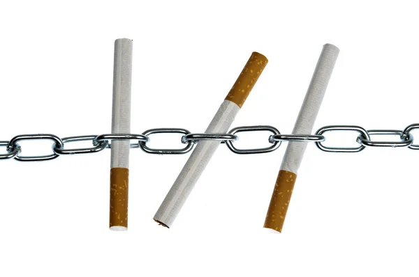 Sigaretten in keten — Stockfoto