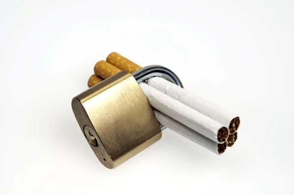 Сигареты заперты — стоковое фото