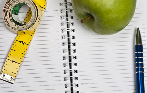 Measurement tape and apple — Stock Photo, Image