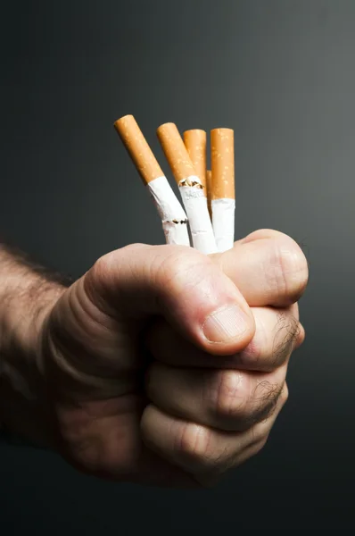 Cigarrillos en puño — Foto de Stock
