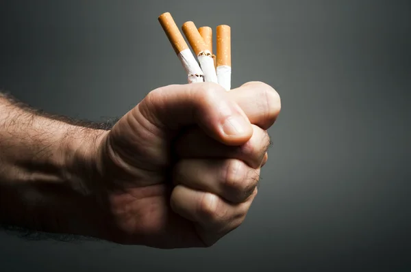 Cigarrillos en puño —  Fotos de Stock