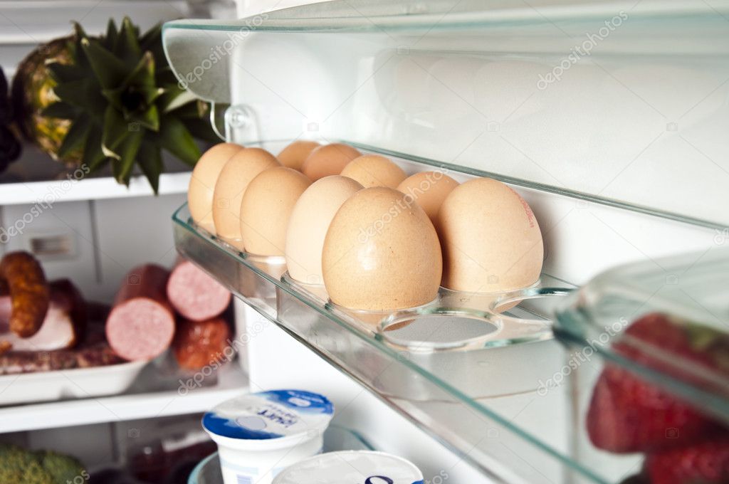 Сколько хранить куриные яйца в холодильнике. Яйца в холодильнике. Хранение яиц в холодильнике. Полочка в холодильник для хранения яиц. Куриные яйца в холодильнике.