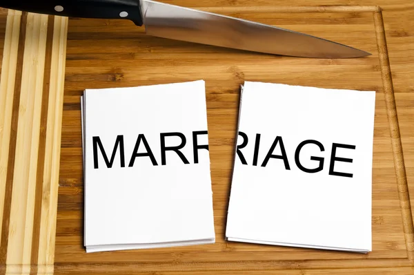 Kniv skära papper med äktenskap — Stockfoto