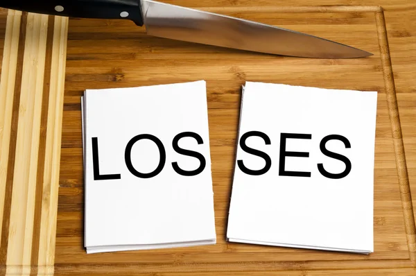Kniv skära papper med förluster — Stockfoto