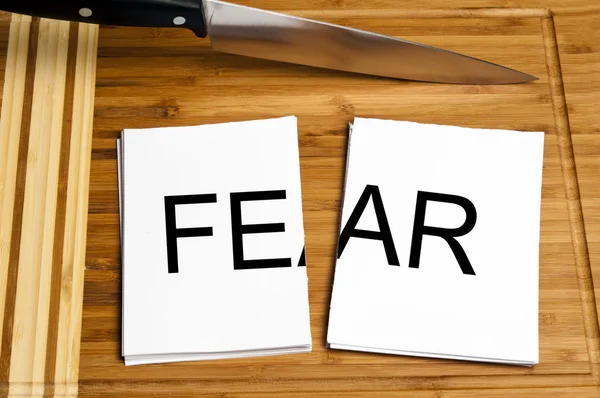 Kniv skära papper med rädsla — Stockfoto