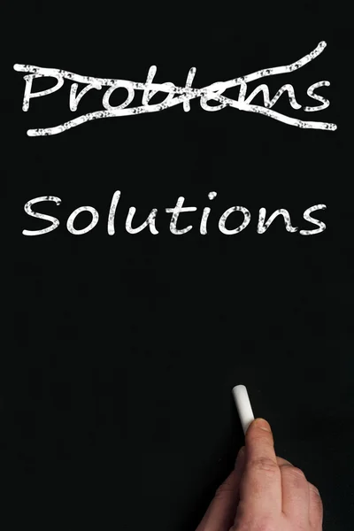 Sorunlar ve çözümleri kara tahta üzerinde — Stok fotoğraf