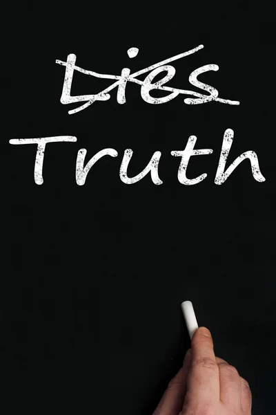 Yalanlar ve gerçekler kara tahta üzerinde — Stok fotoğraf