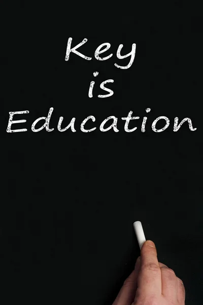 Kulcs az oktatás fekete táblán — Stock Fotó
