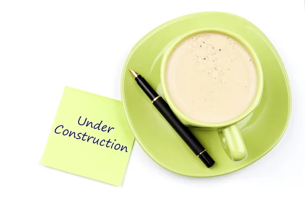 Onder constructie opmerking en koffie — Stockfoto