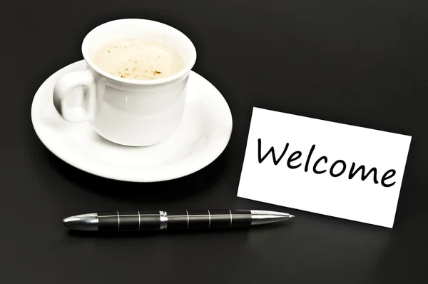 コーヒーが机の上の歓迎メッセージ — ストック写真