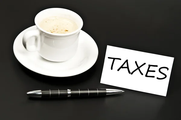 Taxes message on desk with coffee — Stock Photo, Image