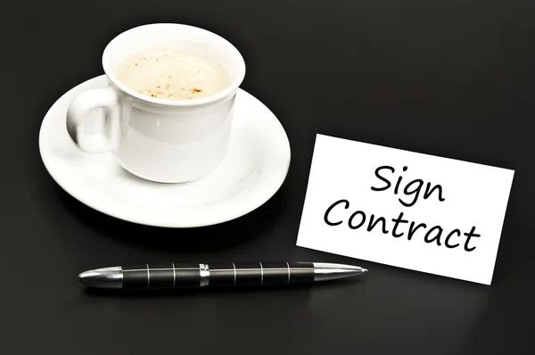 Firma il messaggio del contratto sulla scrivania con il caffè — Foto Stock