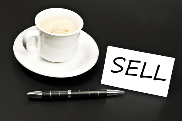 Prodávat poselství na stole s kávou — Stock fotografie