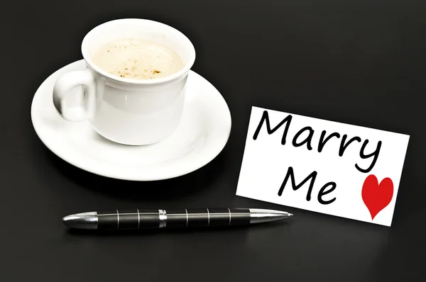 Gifta mig meddelande på skrivbord med kaffe — Stockfoto