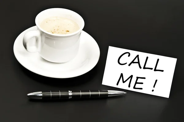 Chiamami annotato sulla scrivania con il caffè — Foto Stock
