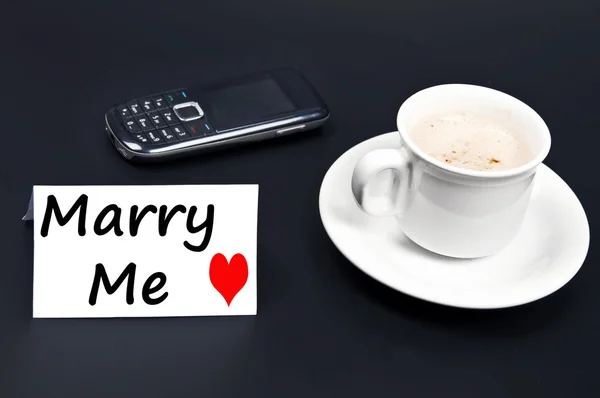 Gifta mig meddelande på skrivbord med kaffe — Stockfoto