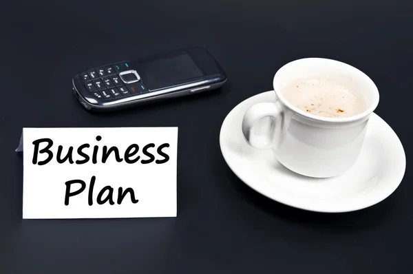 Businessplan auf Schreibtisch mit Kaffee notiert — Stockfoto