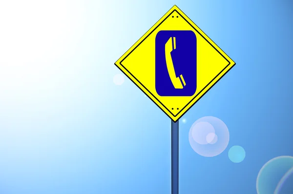 Forma do telefone no sinal da estrada — Fotografia de Stock