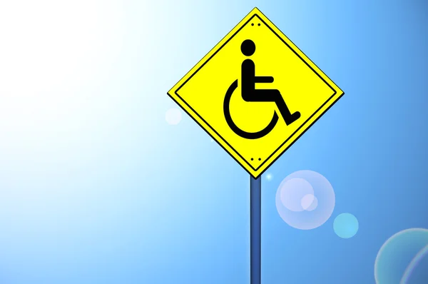 Semn de handicap pe semnul rutier — Fotografie, imagine de stoc