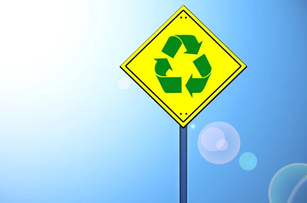 Forma de reciclagem no sinal de estrada — Fotografia de Stock