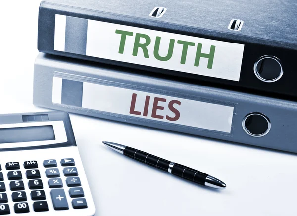 La verdad y las mentiras escriben en la carpeta — Foto de Stock