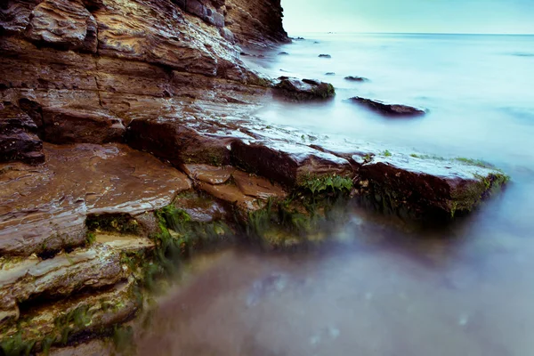 Taşlar ve su deniz manzaraları — Stok fotoğraf