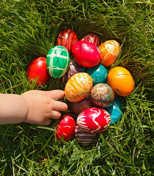 Hand taking Easter egg — Stock Photo, Image