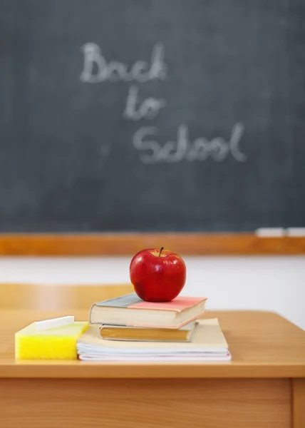 Tillbaka till skolan på svarta tavlan och apple — Stockfoto