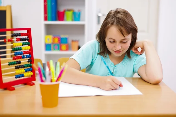 Tiener meisje beoefenen en huiswerk — Stockfoto
