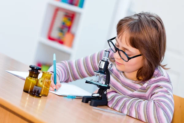Adolescente ciencia chica con microscopio — Foto de Stock