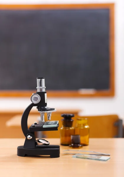 Микроскоп в классе — стоковое фото
