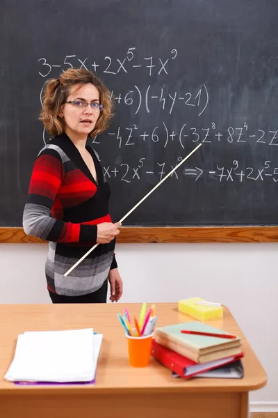 Серьезный учитель математики объясняет — стоковое фото