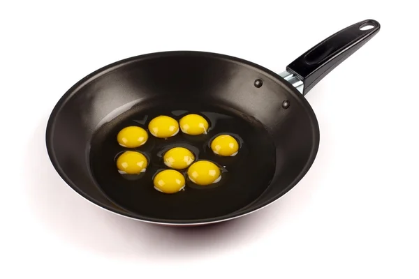 Розбиті перепелині яйця в сковороді — стокове фото