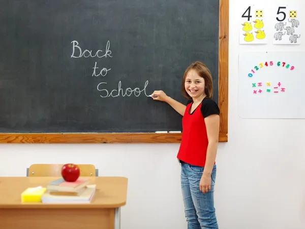 Pisanie elementarnych powrót do szkoły na tablicy — Zdjęcie stockowe