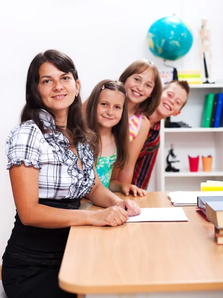 Vrolijke leraar en enkele studenten — Stockfoto