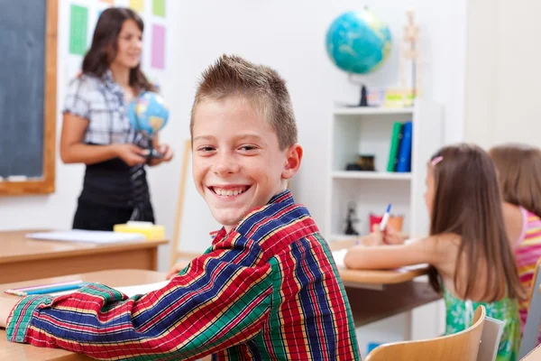 Веселый мальчик в школе — стоковое фото