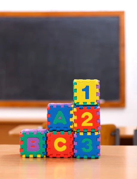 Letra e número puzzle brinquedos — Fotografia de Stock
