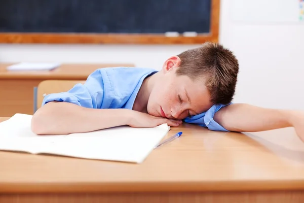 Chlapec spí v učebně — Stock fotografie