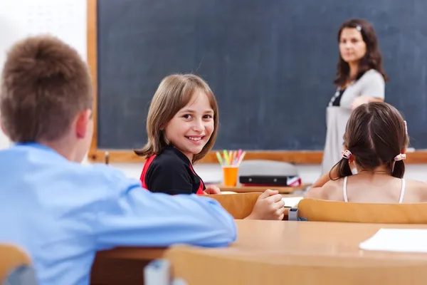 Écolière joyeuse dans la salle de classe — Photo